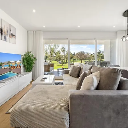 3-bedroom Lagoon In Casares Apartmán