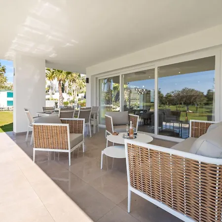 3-bedroom Lagoon In Casares Apartmán