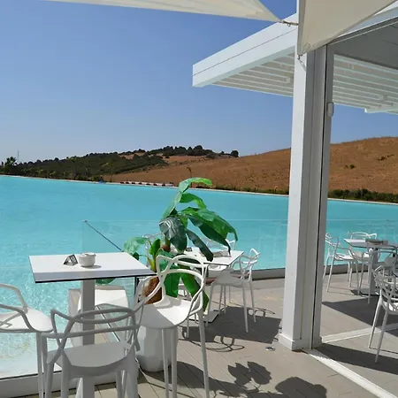 3-bedroom Lagoon In Casares Apartmán